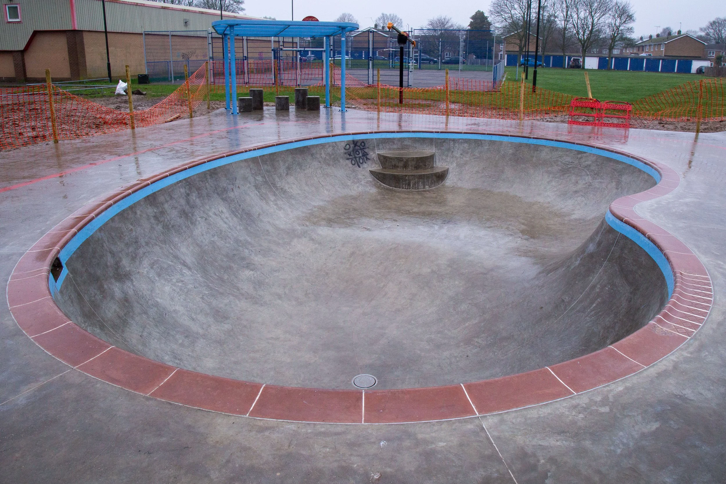 Concrete bowl - Heartsease Pool, Norwich - wider view